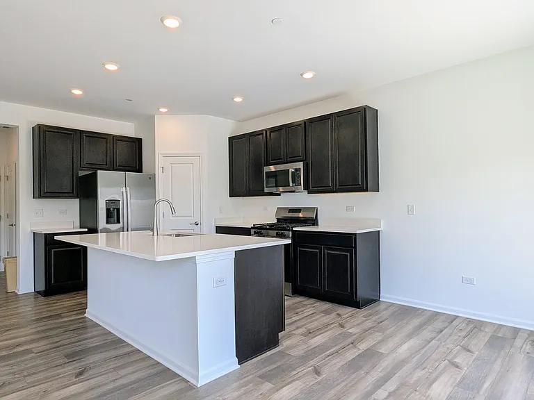 809 Lindsay Ln — Photo 4