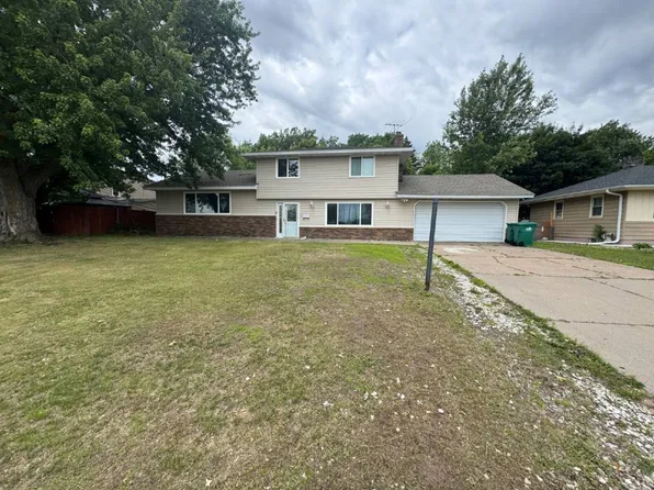 7509 Regent Ave N, Brooklyn Park, MN 55443