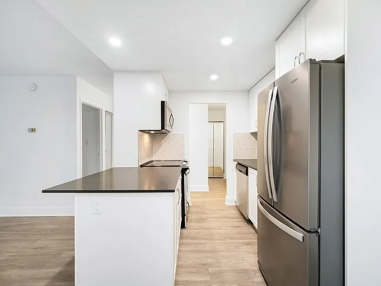 945 Jervis St #105 — Photo 15