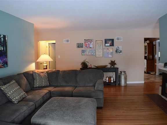 3rd image of 905 Van Buren St
