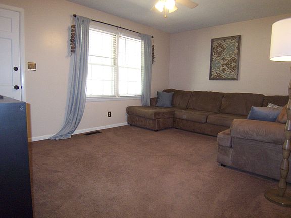 3rd image of 807 Surry Dr