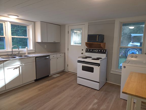 3rd image of 855 McGregor Rd