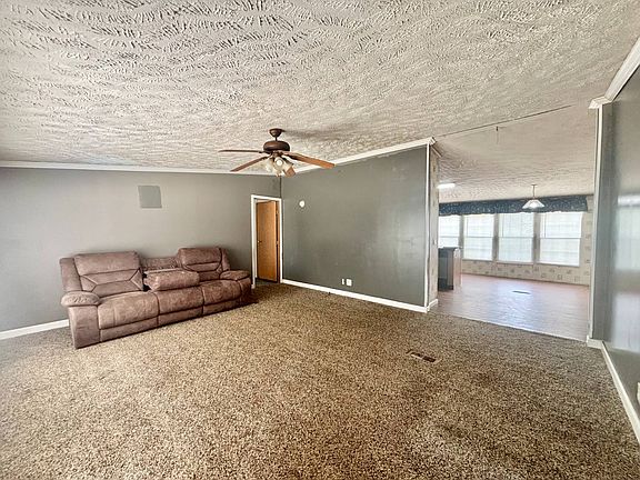 4th image of 939 Ashleigh Rd