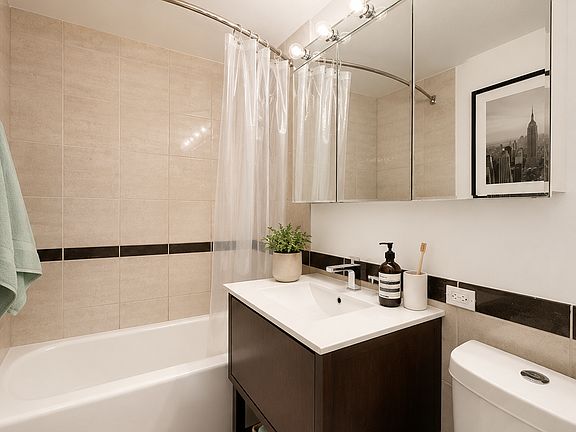 5th image of 35 W 33rd St APT 32d