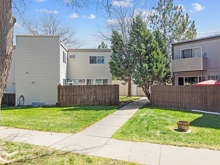 2252 Avenue C — Photo 1