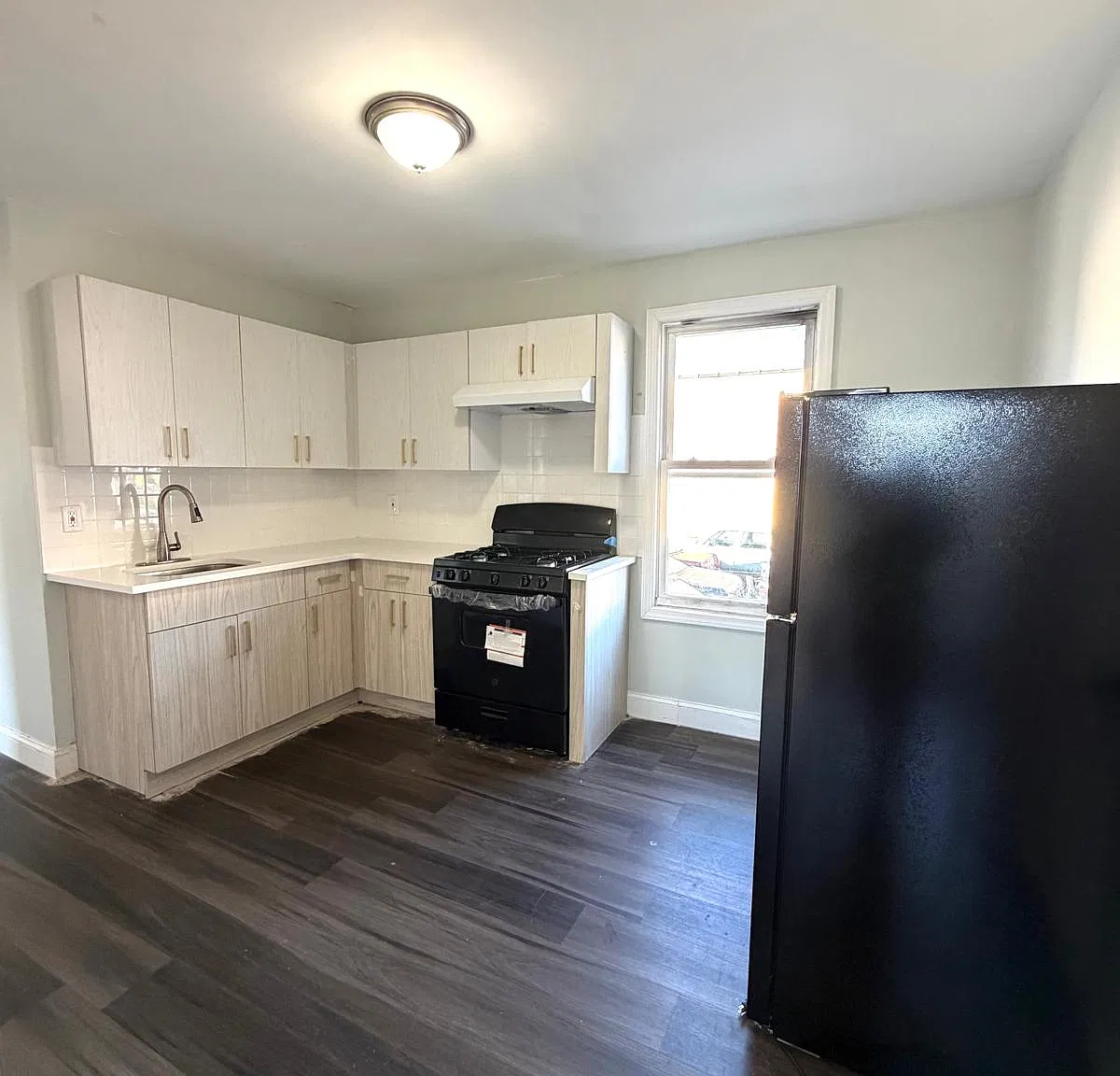 3 bed, 950 sqft, $2,450 — Photo 2