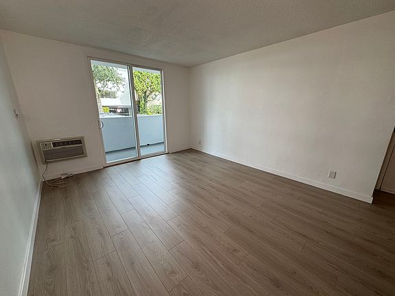 3rd image of 1221 N Spaulding Ave #105R