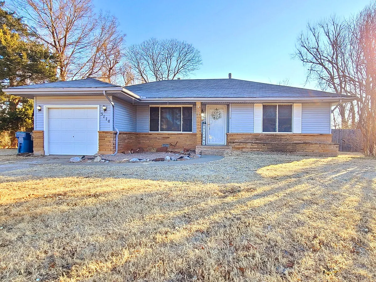 3 bed, 1.0 bath, 1014 sqft, $1,300 — Photo 1