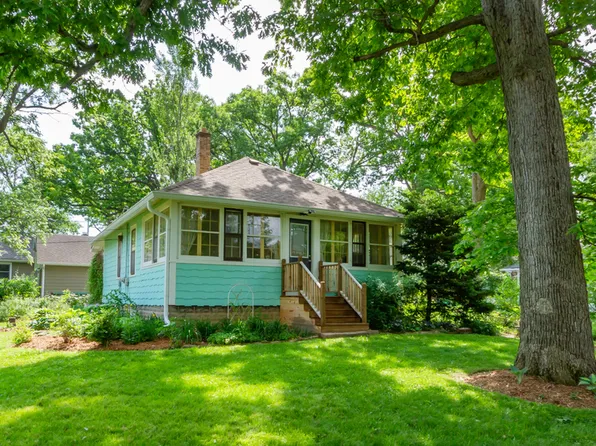 35W370 Oak Ln, St Charles, IL 60174