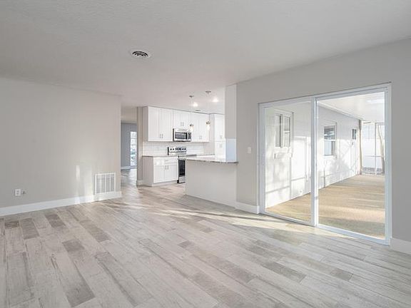 4th image of 5336 Poinsetta Ave