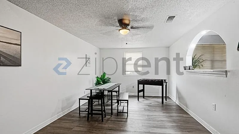 3 bed, 1240 sqft, $2,200 — Photo 3