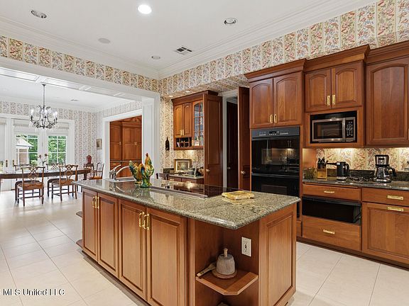 17th image of 147 Chantilly Dr