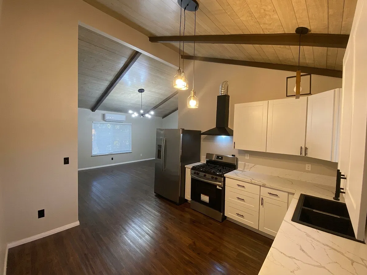 221 S Valley St — Photo 1