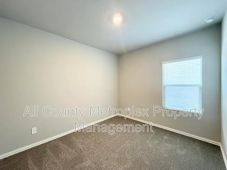 709 Hemingway Ln — Photo 9