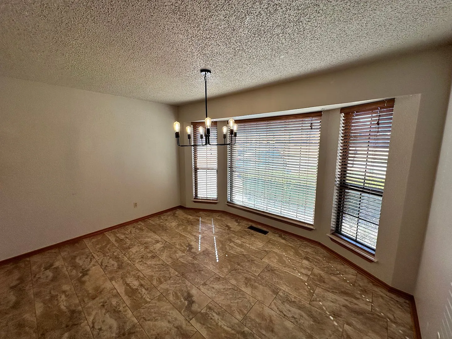 Spacious 3 Bedroom Home for Rent in Mustang! — Photo 4