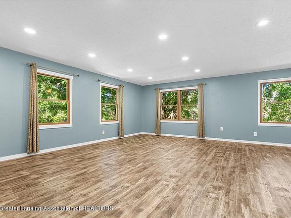 3rd image of 2896 Avery Rd