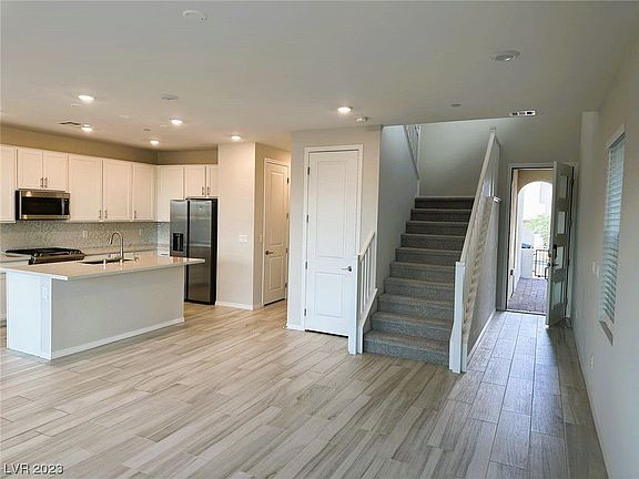 4th image of 11821 Dragontail Peak Ave