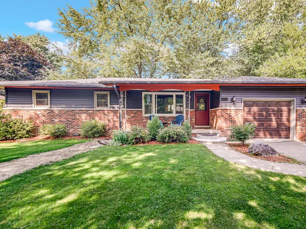 203 Cherokee Dr, Lowell, IN 46356