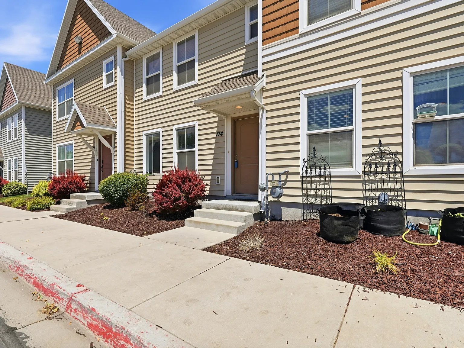 3 bed, 1302 sqft, $2,395 — Photo 2
