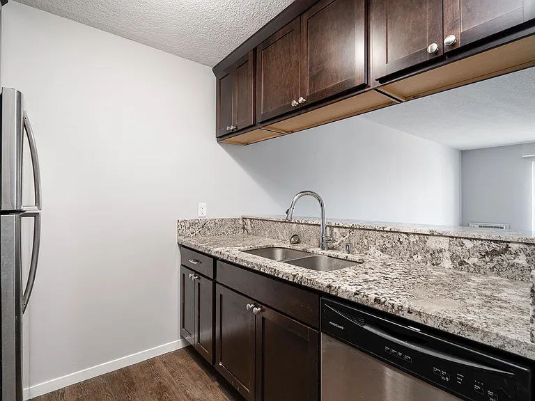 Merriam Park Apartments — Photo 16