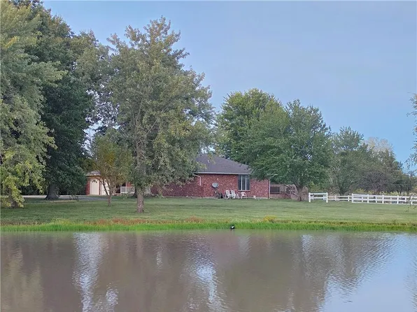 1406 E 4th Ave, Garnett, KS 66032