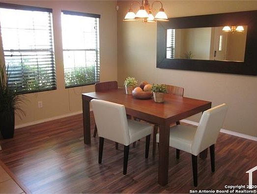 4th image of 5823 Sherbrooke Oak