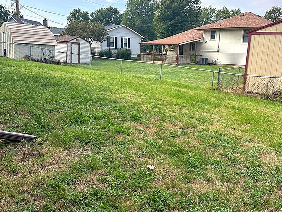 5th image of 918 E Logan Ave