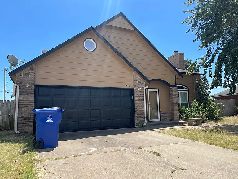 813 E Indianapolis St — Photo 1