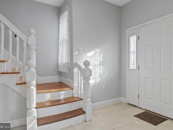 5th image of 902 Revere Ave