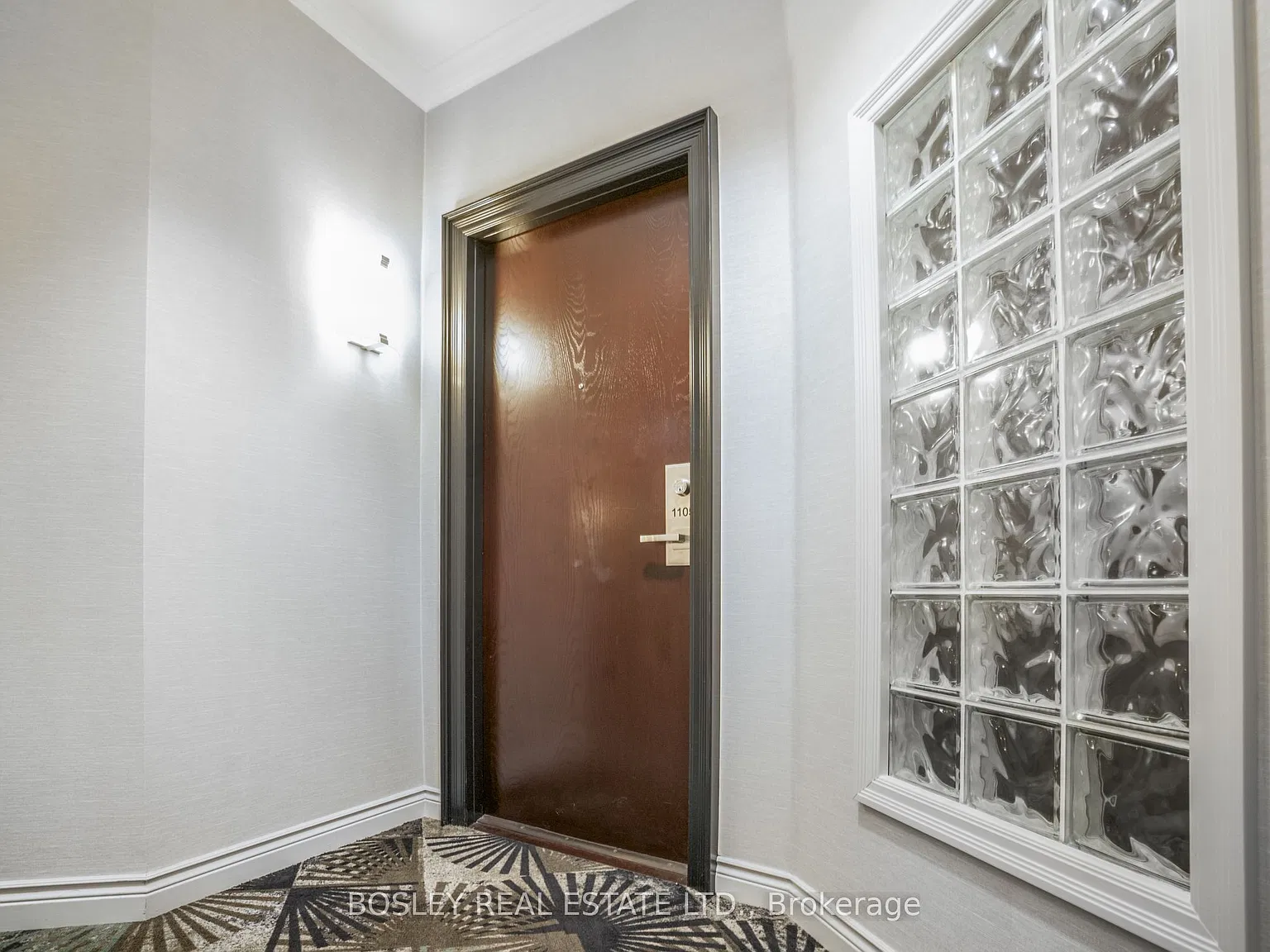 7 King St E — Photo 3