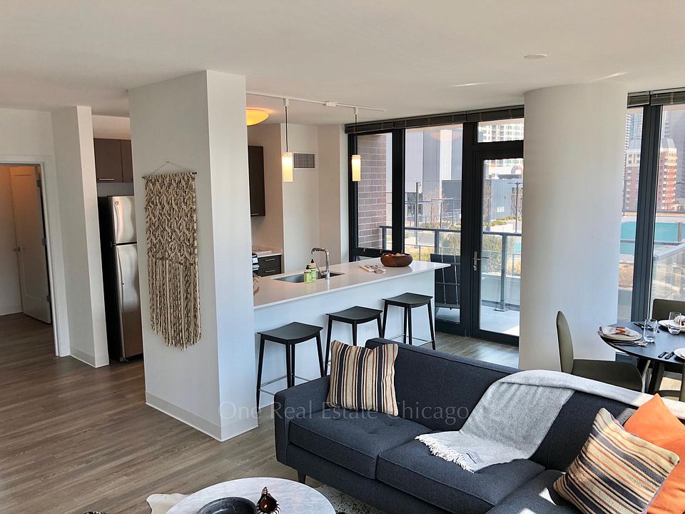 1st image of 647 N Wells St #15