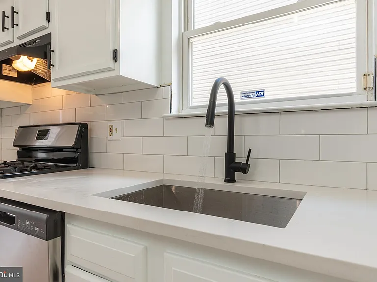 1330 N Hancock St — Photo 17