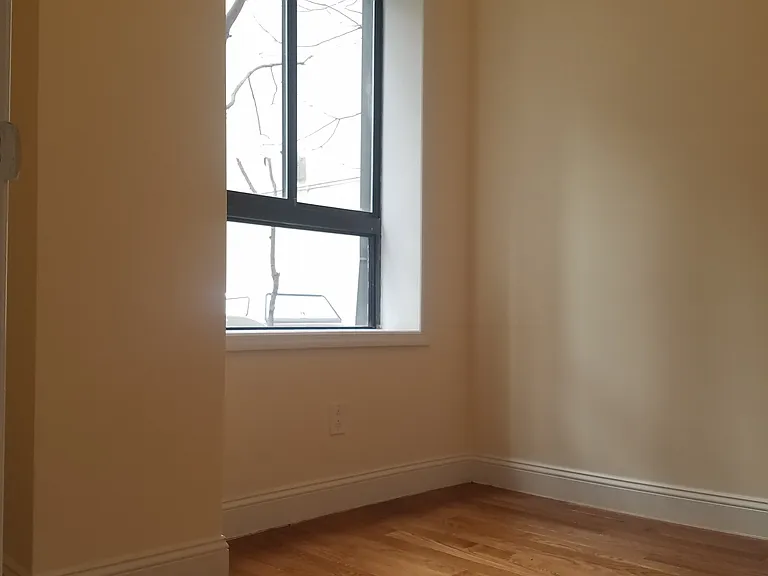 300 W 49th St #102 — Photo 3