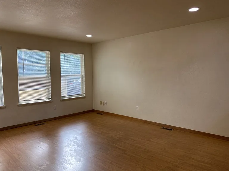 610 S Whitcomb St #B — Photo 4