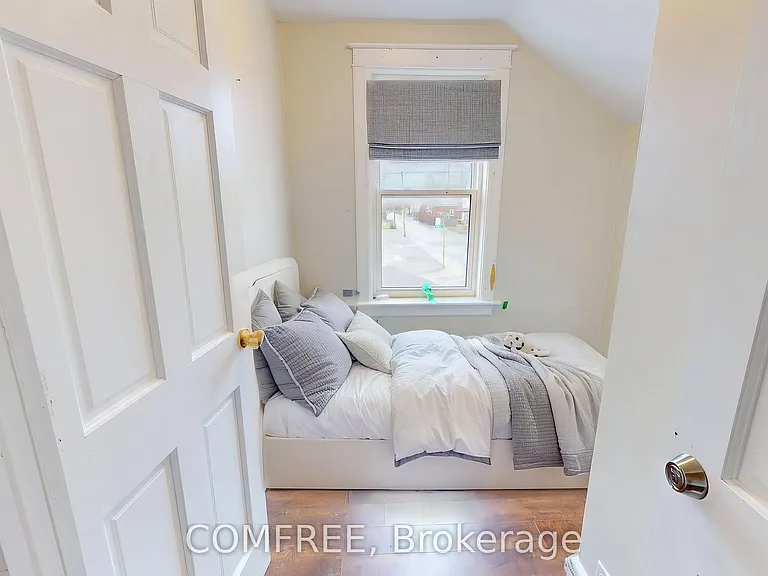 1405 King St E — Photo 19