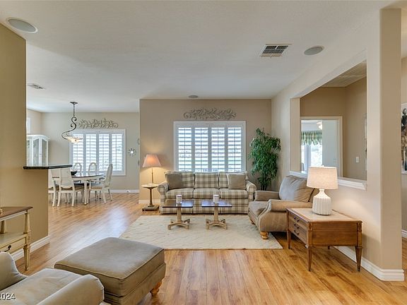 2nd image of 527 Mountain Links Dr