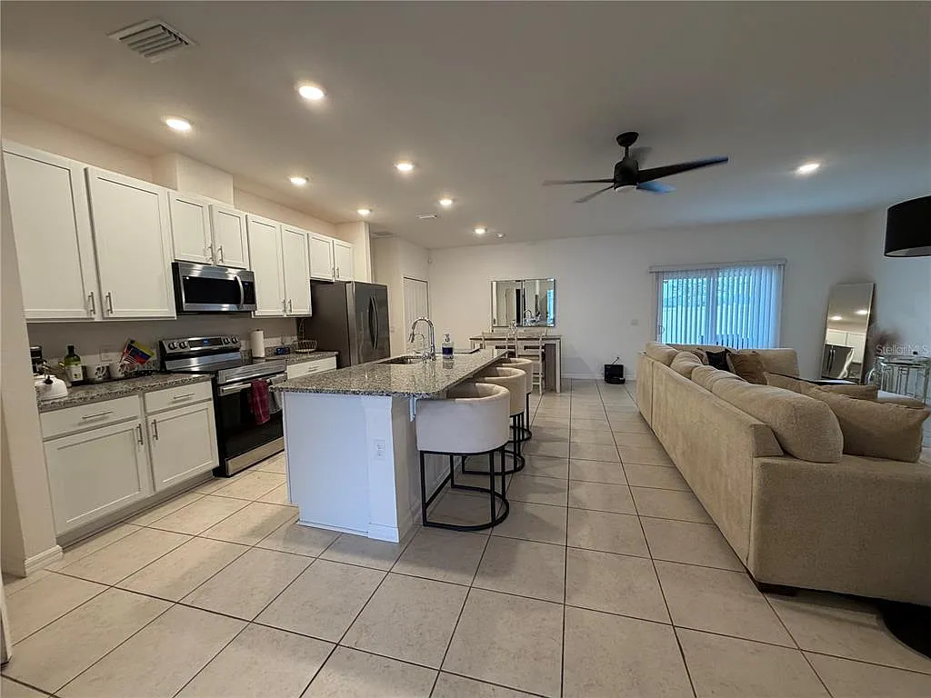 3 bed, 2.0 bath, 1596 sqft, $2,400 — Photo 4