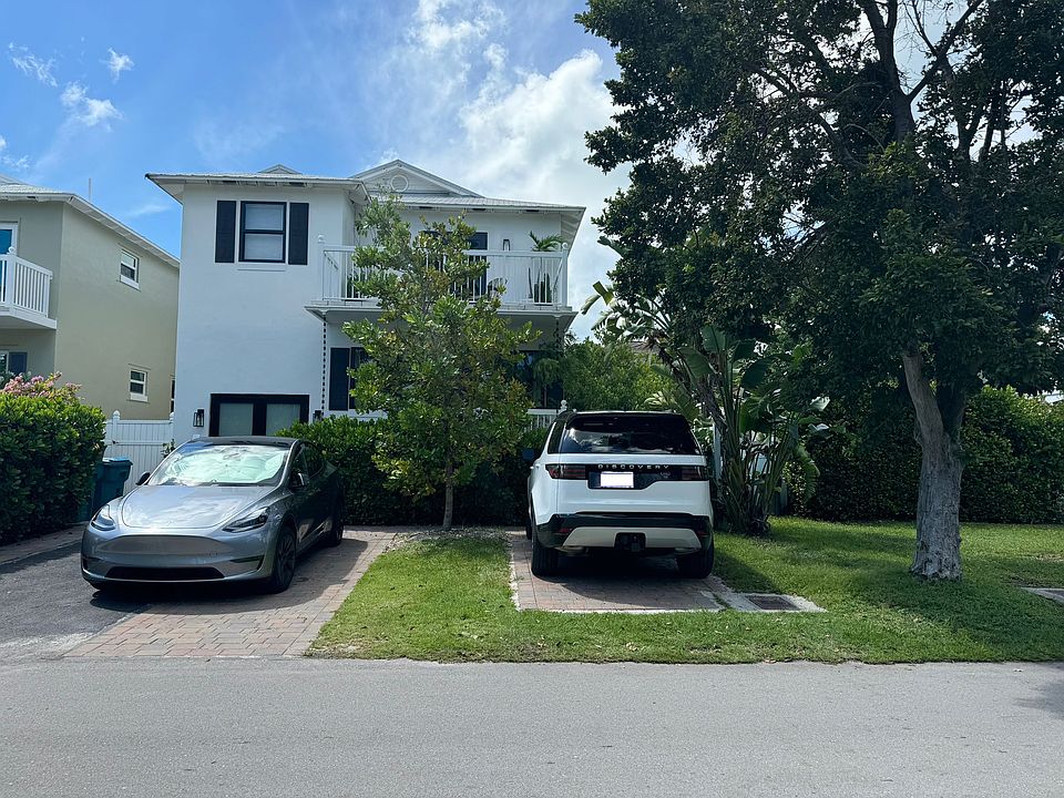 2nd image of 696 Fernwood Rd