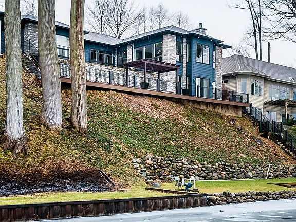3rd image of 7909 Lakewood Dr