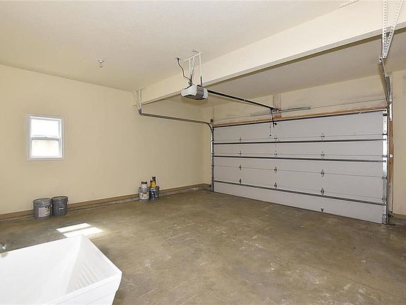 5th image of 320 Fairview Cir