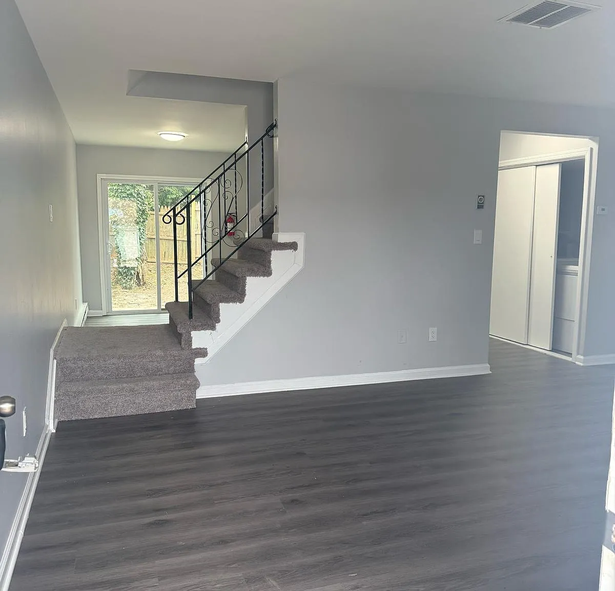 3 bed, 1130 sqft, $2,050 — Photo 3
