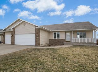 411 E Terrace Dr, Center Point, IA 52213