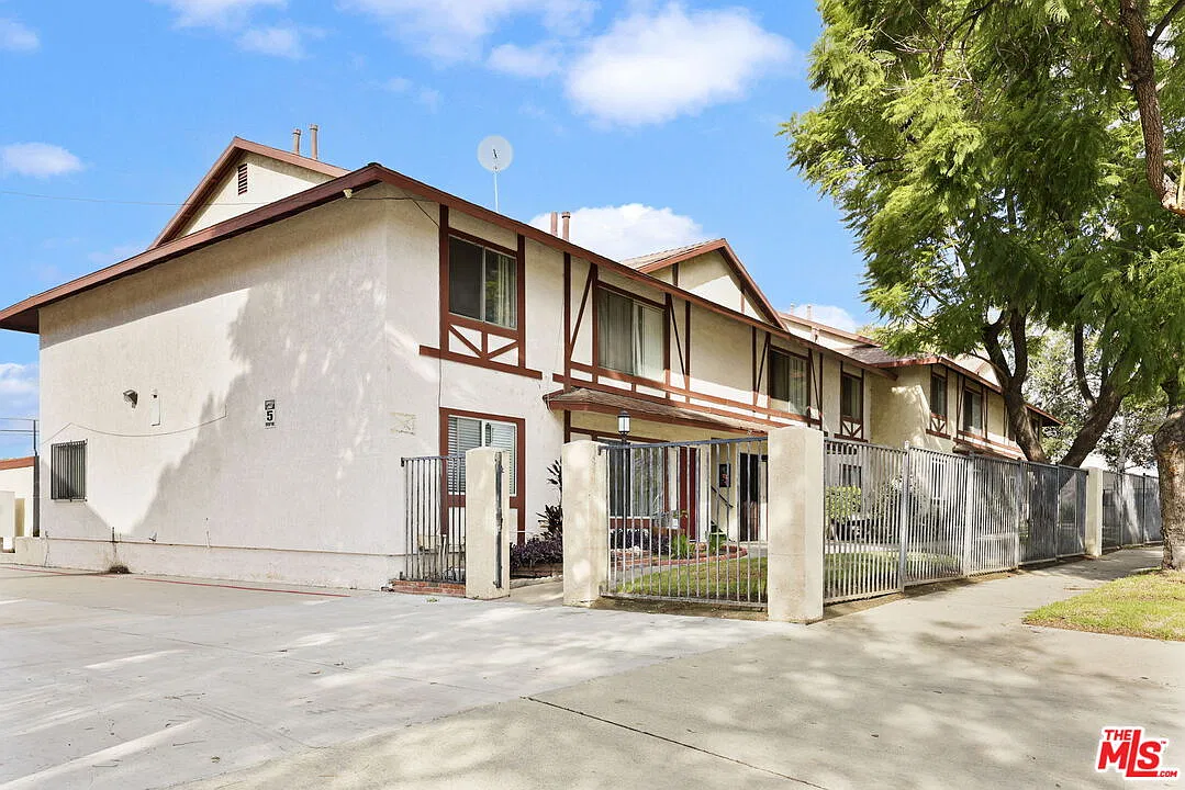 3 bed, 2.0 bath, 1208 sqft, $2,850 — Photo 2