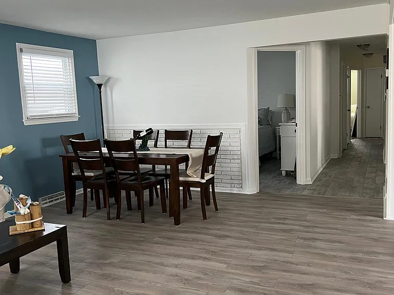 8 N Rosborough Ave — Photo 3