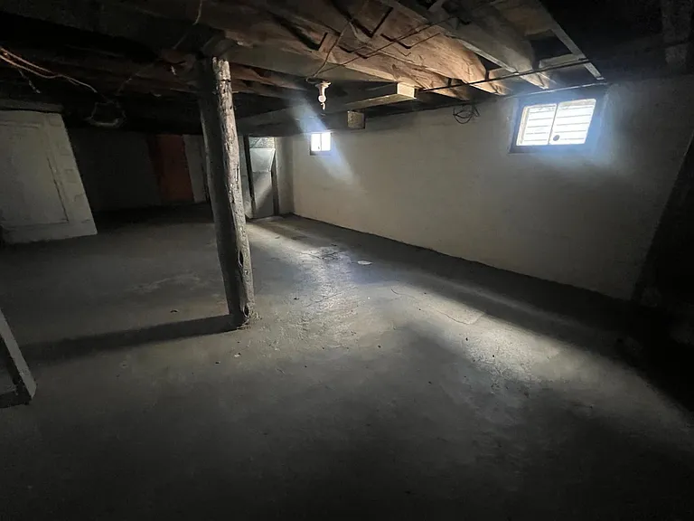 925 Leeds Ave — Photo 14