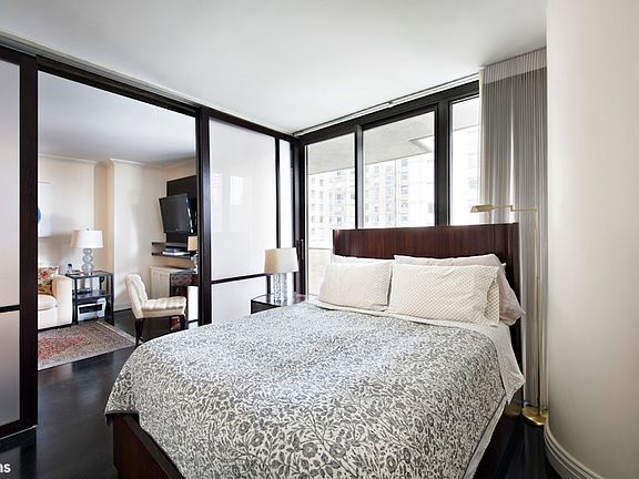 4th image of 161 W 61st St APT 7B