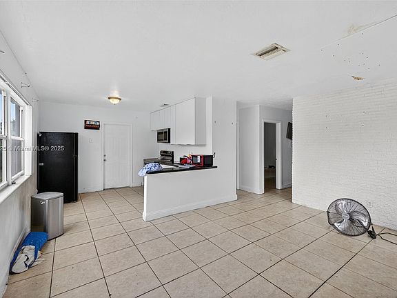 5th image of 2779 NW 9th Pl