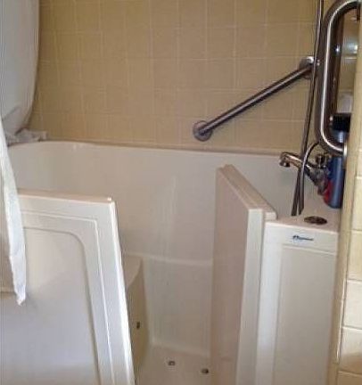walkin, jetted tub