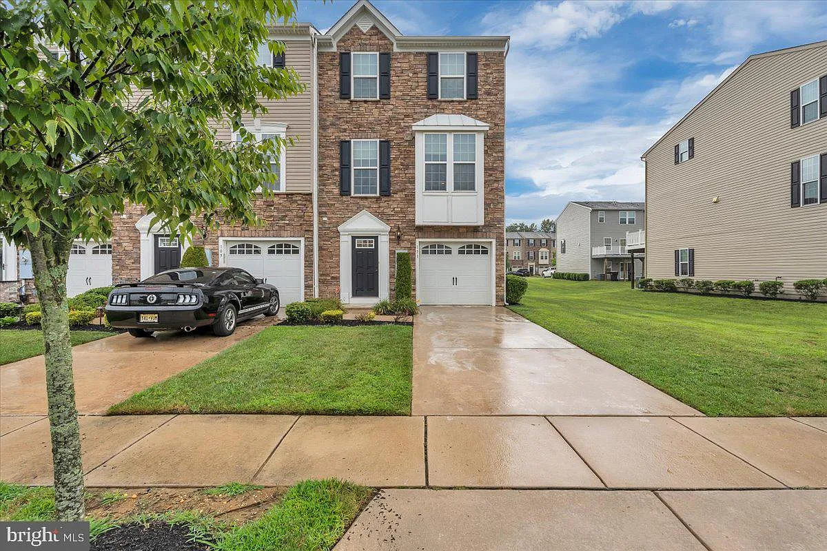 3 bed, 2.5 bath, 1825 sqft, $3,100 — Photo 1