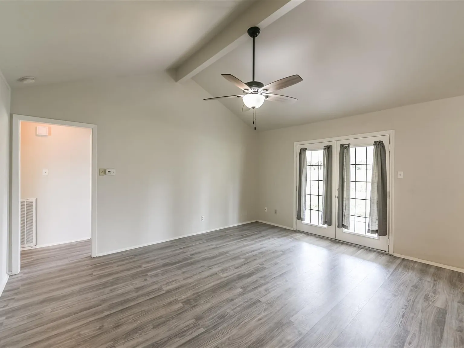3 bed, 1.5 bath, 1301 sqft, $1,575 — Photo 4